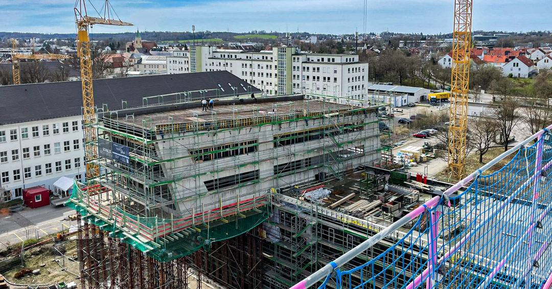 Blick vom bestehenden Gebäude V auf das neue Schulungszentrum